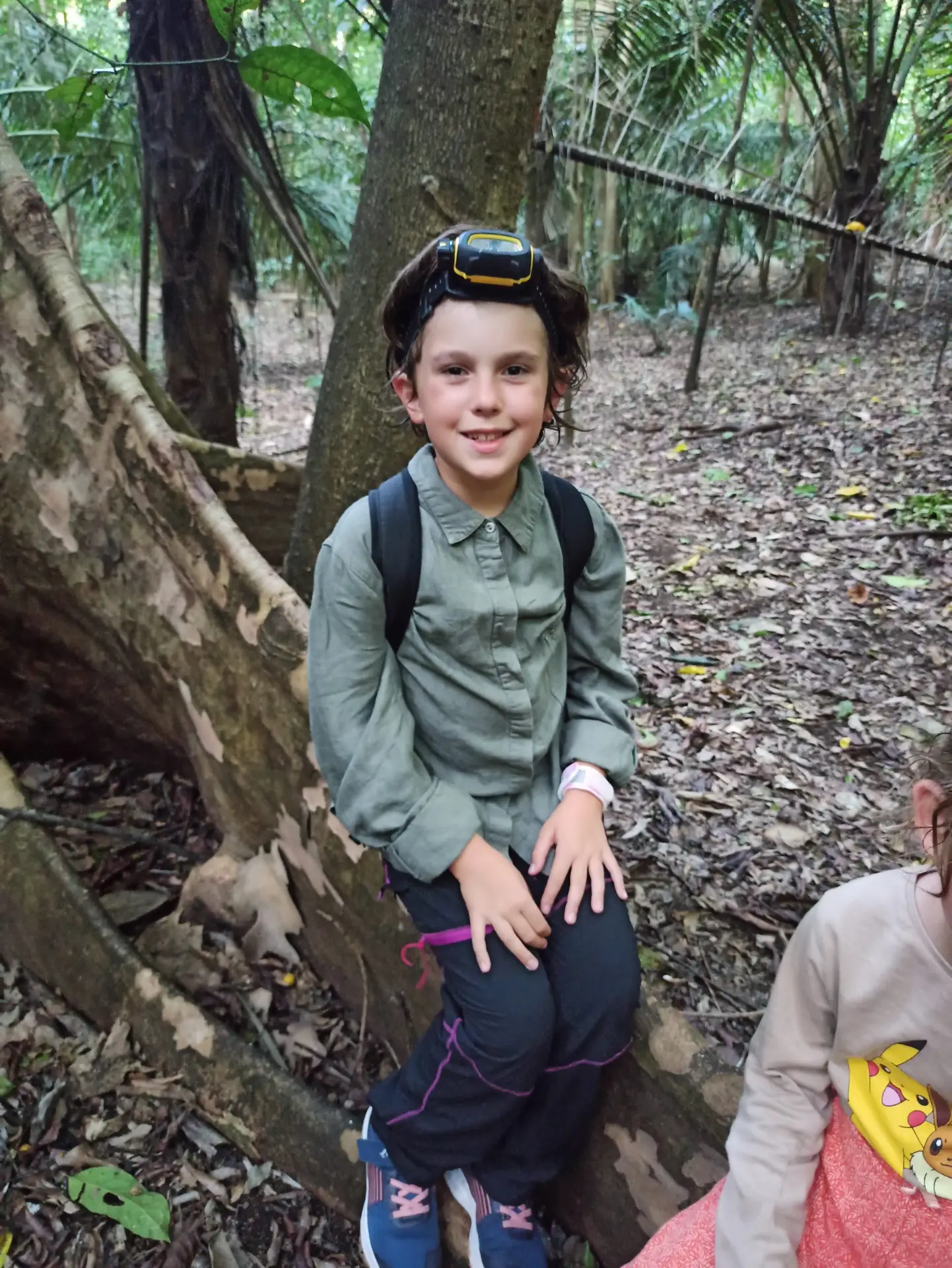 Un enfant observe les macaques à crête noire lors d'un trek dans la jungle du parc national de Tangkoko au Sulawesi